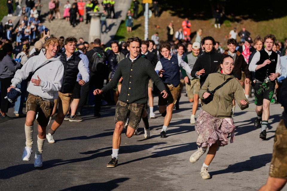 Νεαροί τρέχουν προς την είσοδο του Oktoberfest
