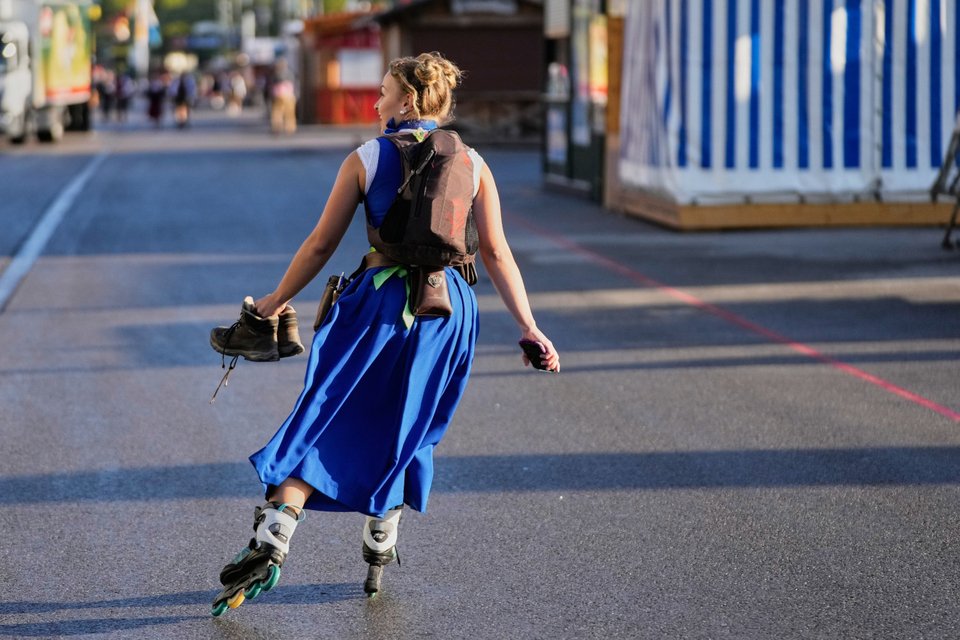 Σερβιτόρα μεταβαίνει στο Oktoberfest