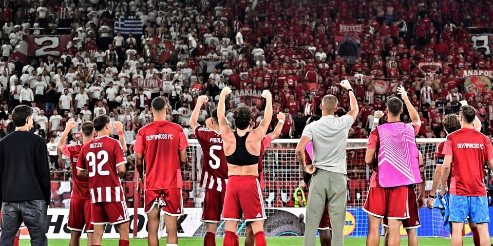 Οι παίκτες του Ολυμπιακού μπροστά στον κόσμο της ομάδας μετά τη νίκη με τη Γιαγκελόνια / Φωτογραφία: ΓΙΩΡΓΟΣ ΜΑΤΘΑΙΟΣ / EUROKINISSI 
