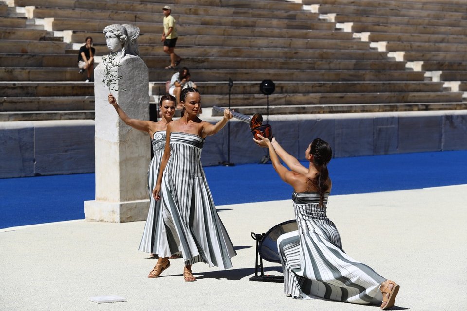 Η Φλόγα άναψε στα χέρια της Πρωθιέρειας Κατερίνας Μισιχρόνη