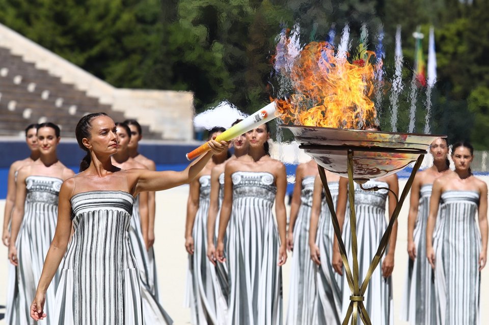 Η Φλόγα άναψε στα χέρια της Πρωθιέρειας Κατερίνας Μισιχρόνη