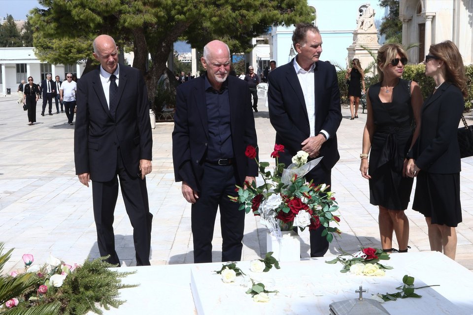 Αντρίκος, Γιώργος και Νίκος Παπανδρέου, Αλεξία Οικονόμου (σύζυγος Νίκου) και Μαριάνθη Αλεξίου (σύζυγος Αντρίκου)