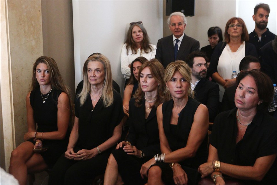Στην από πίσω σειρά κάθονται τα εγγόνια της εκλιπούσας, τα παιδιά της Σοφίας Παπανδρέου και τα παιδιά του Νίκου Παπανδρέου