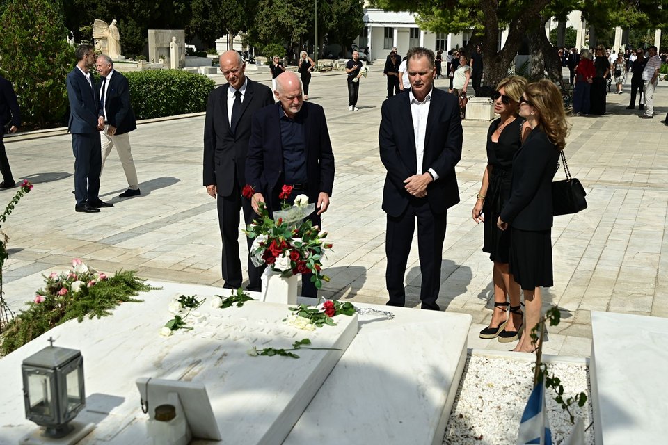 Οι τρεις γιοι του Ανδρέα Παπανδρέου με τις συζύγους του Αντρίκου και του Νίκου