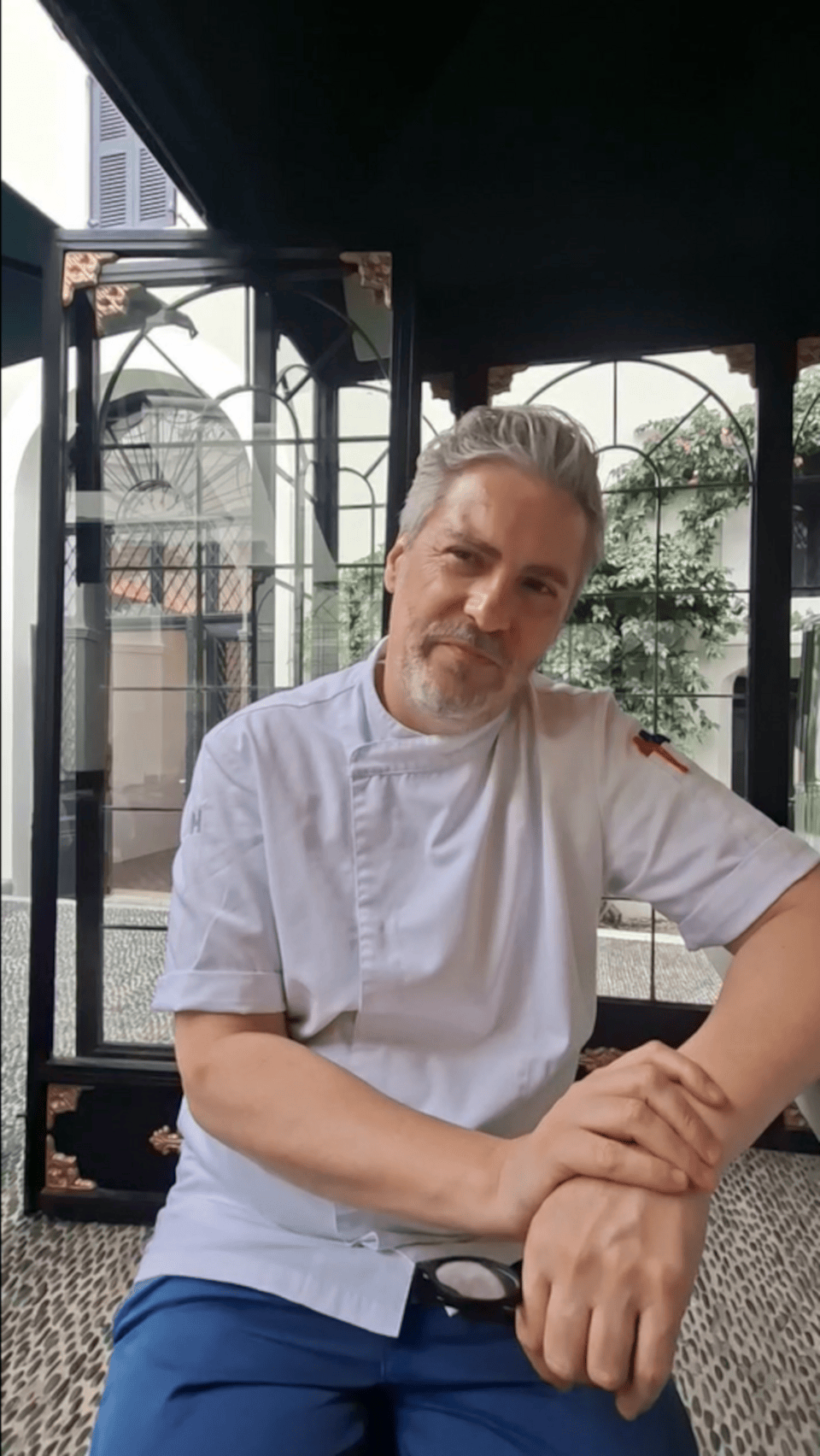 «Η ζωή ενός μάγειρα είναι μόνο διασκέδαση και δημιουργικότητα. Έχει πολλές ευθύνες και πολλή κούραση. Παρ’ όλα αυτά, είναι ένα πολύ ωραίο επάγγελμα και εγώ το χαίρομαι» λέει ο Μανώλης Παπουτσάκης // iefimerida.gr 