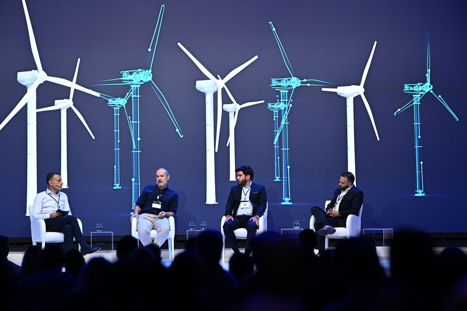 Από αριστερά προς τα δεξιά: Δήμος Σαπίδης, CEO της Siemens Mobility Ελλάδος και Country Head του Τομέα Έξυπνων Υποδομών, Siemens Ελλάδας. , Γιώργος Φωτόπουλος, Director of Energy Management Support Division, ΑΔΜΗΕ, Γιώργος Ανδρεάκος, Network Operations &amp; Maintenance Director, ΔΕΔΔΗΕ και Σωτήρης Καρατζούνης, Technical Director, GECKO Power Solutions 