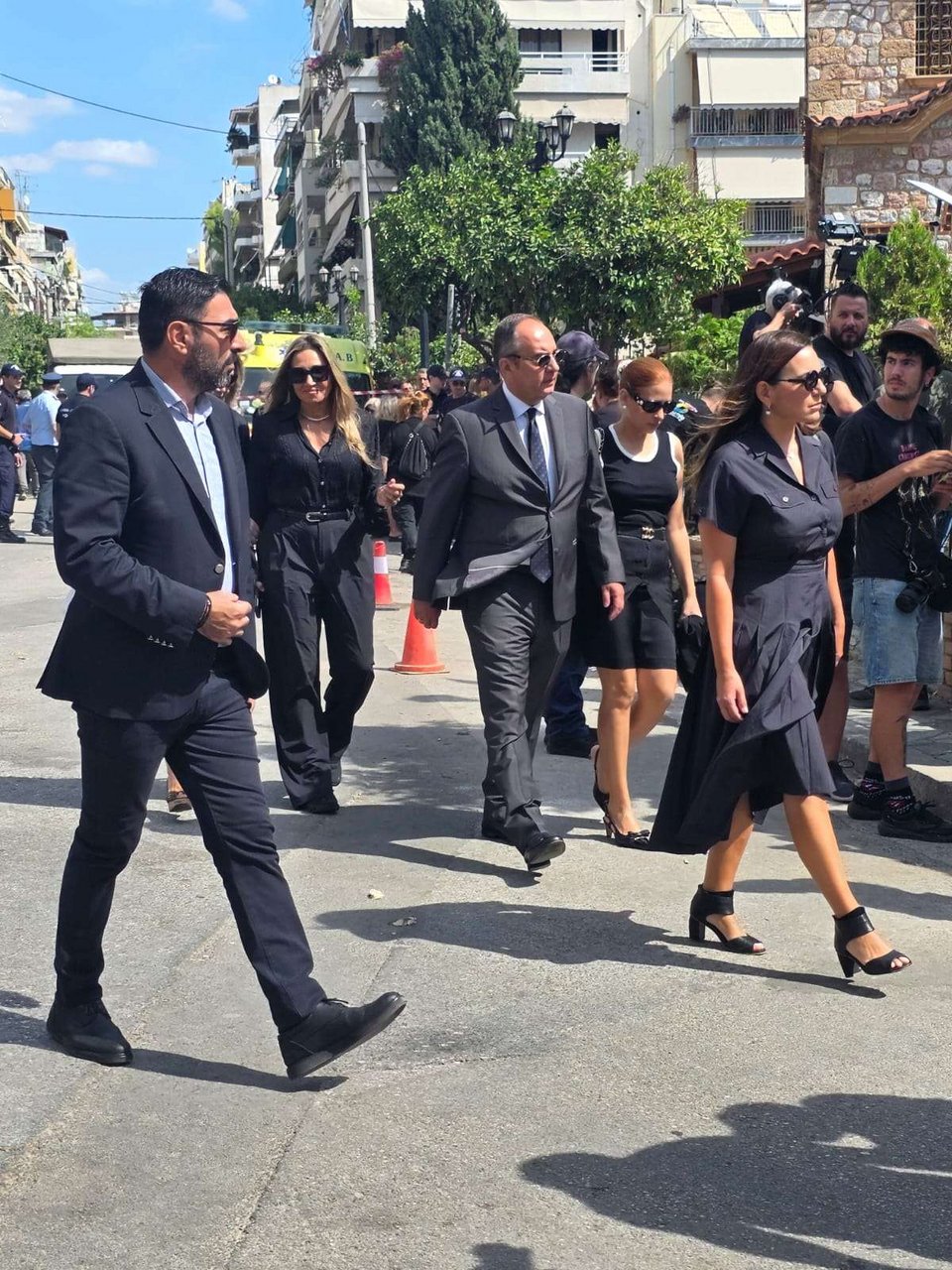 Ο Γιάννης Πλακιωτάκης συνοδευόμενος από την σύζυγό του Αφροδίτη Δωρίτη και η Όλγα Κεφαλογιάννη έφτασαν στον Ιερό Ναό της Αγίας Τριάδας