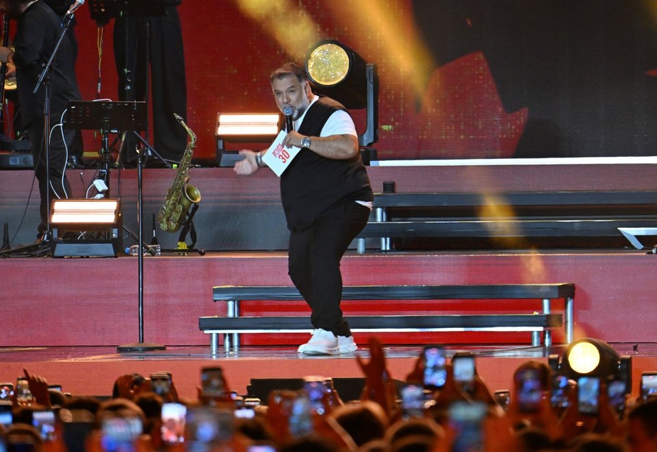 Ο δημοφιλής παρουσιαστής Γρηγόρης Αρναούτογλου σε ρόλο «αφηγητή» στη συναυλία του Αντώνη Ρέμου - INTIME