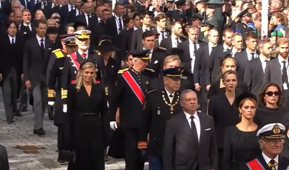 Η βασιλική οικογένεια της Ολλανδίας και ο βασιλιάς με τη βασίλισσα της Ιορδανίας στην κηδεία του βασιλιά Χάραλντ