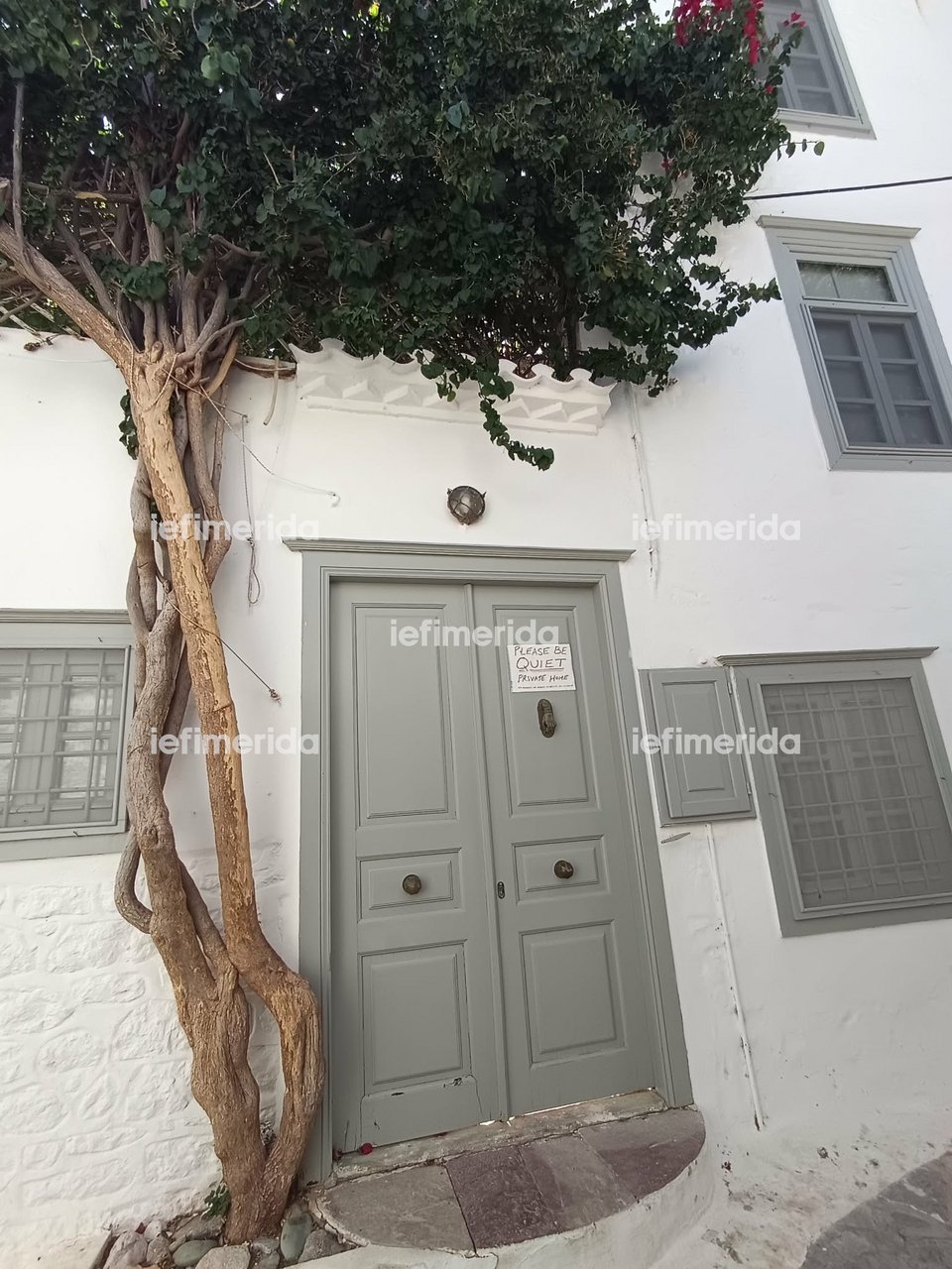 Στο σπίτι έχει τοποθετηθεί και ένα χαρτί που υπενθυμίζει στους επισκέπτες ότι πρόκειται για ιδιωτικό σπίτι