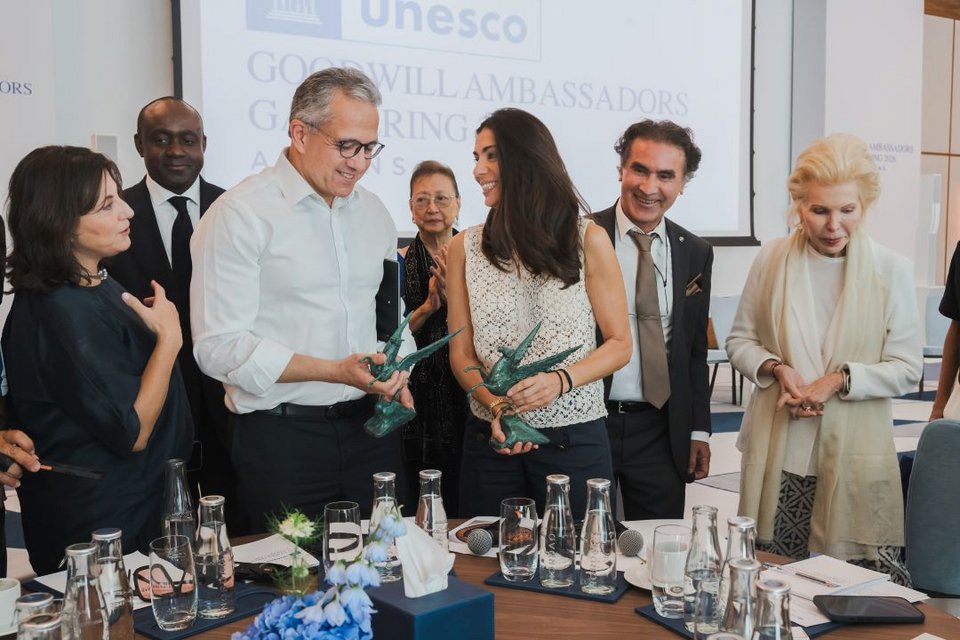 Ο γενικός διευθυντής της UNESCO, Khaled El-Enany, και η Πρέσβειρα Καλής Θελήσεως της UNESCO για την Προστασία και Προώθηση του Πολιτισμού, Κωστάντζα Σμπώκου-Κωνσταντακοπούλου