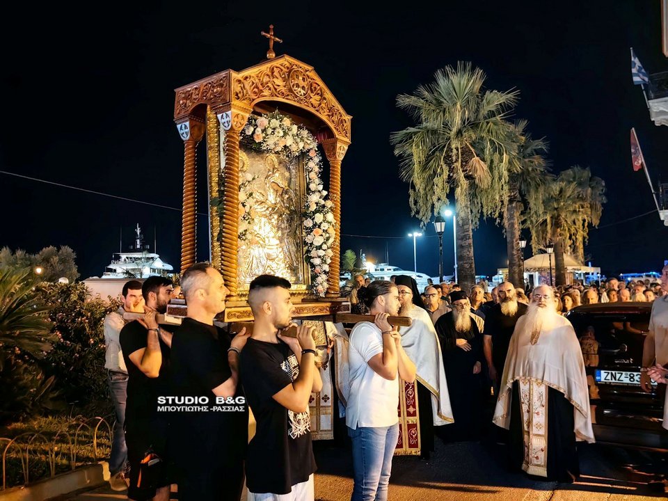Οι δύο νεαροί Πομάκοι από τη Θράκη στη λιτανεία της Παναγίας στο Ναύπλιο / Πηγή φωτογραφίας: Αργολικές Ειδήσεις 