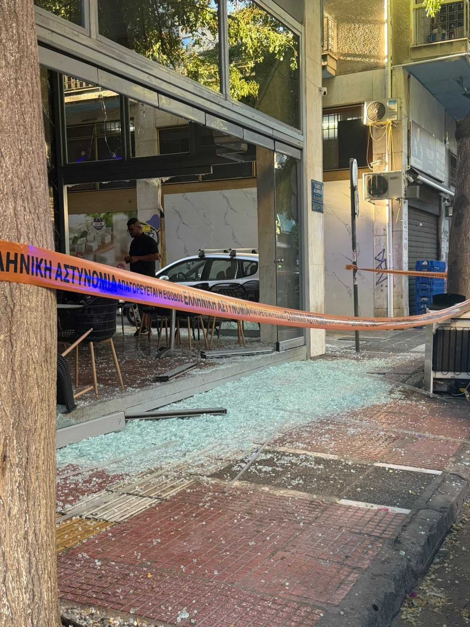 Φωτογραφία από το κατάστημα μετά την έκρηξη / iefimerida.gr