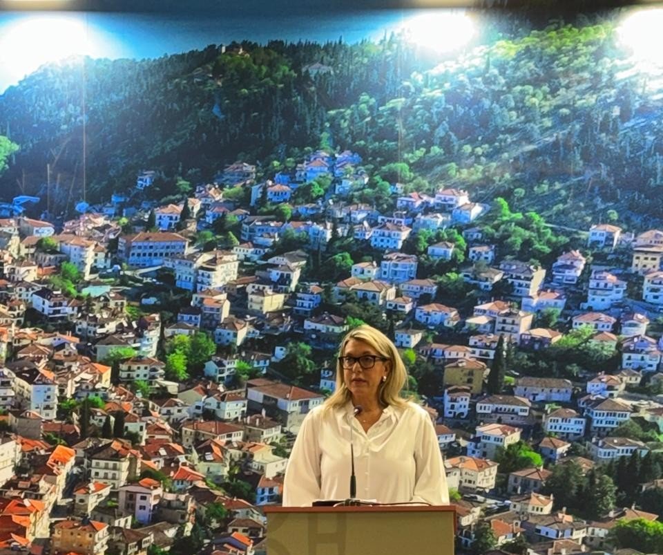 Η υφυπουργός Τουρισμού Αννα Καραμανλή στην παρουσίαση των παρεμβάσεων που θα κάνει το υπουργείο Τουρισμού για τη μετατροπή των χιονοδρομικών κέντρων σε τουριστικές υποδομές δωδεκάμηνης λειτουργίας / Φωτογραφία: Υπουργείο Τουρισμού