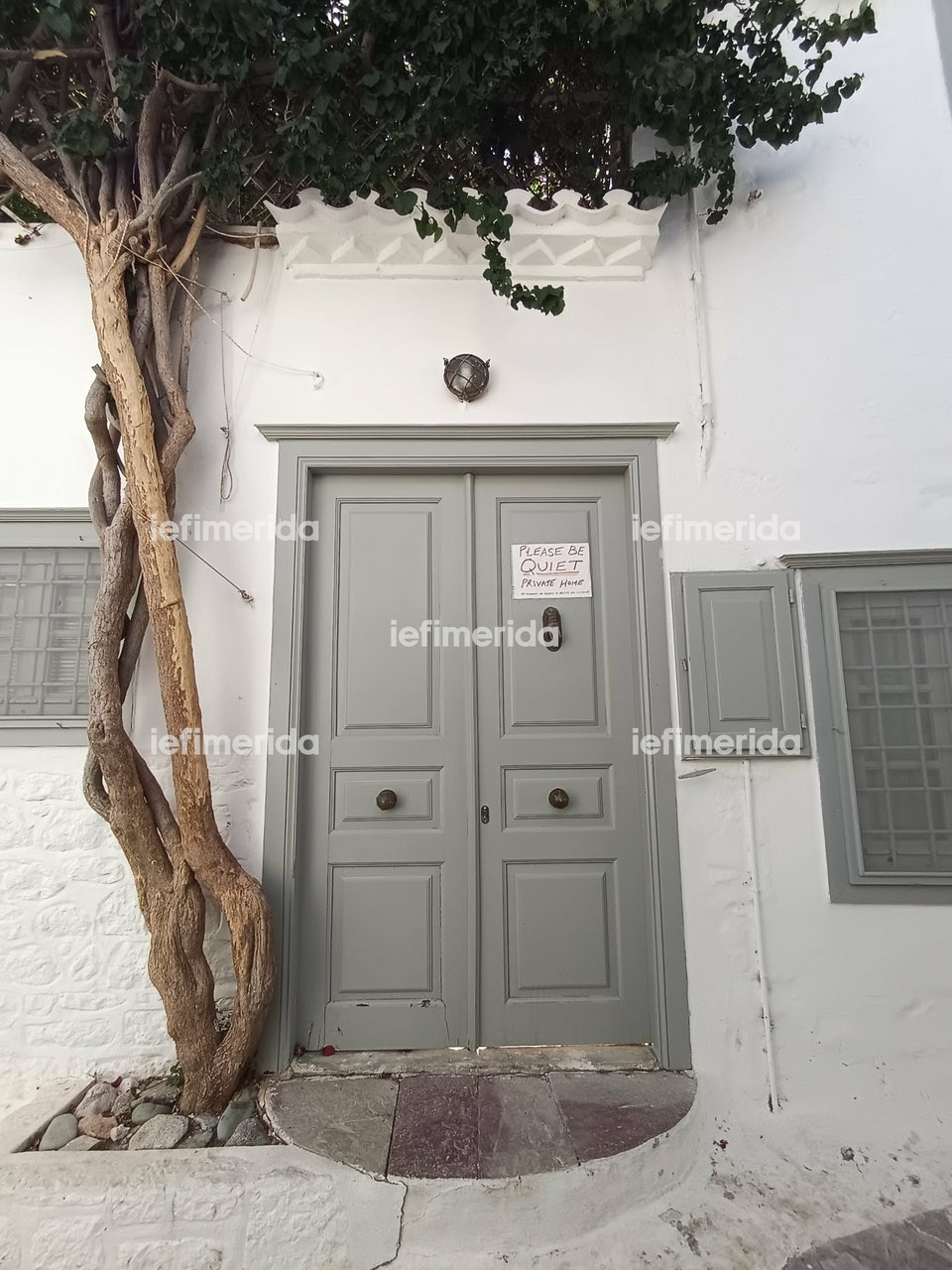 Στο σπίτι έχει τοποθετηθεί και ένα χαρτί που υπενθυμίζει στους επισκέπτες ότι πρόκειται για ιδιωτικό σπίτι