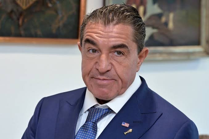 Η Αμάντα Ουνγκάρο, Βραζιλιάνα μανεκέν, πρώην σύντροφός του και μητέρα του γιου του, τον περιγράφει ως «άνθρωπο του πάρτι» που «δεν τα πήγε ιδιαίτερα καλά στις επιχειρήσεις» / Χ