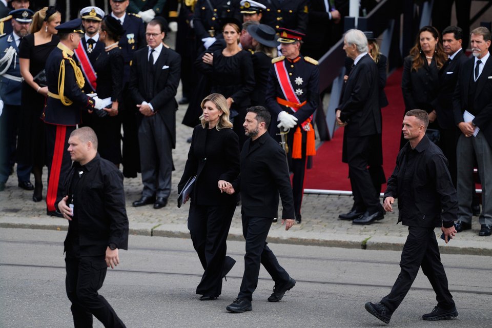 Ο πρόεδρος της Ουκρανίας Βολοντίμιρ Ζελένσκι με την σύζυγό του Ελενα φεύγουν από τον καθεδρικό ναό του Όσλο 