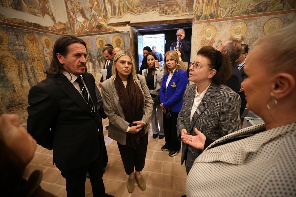 Λίνα Μενδώνη και Sedat Sulejmani στον Ναό Αγίου Γεωργίου 