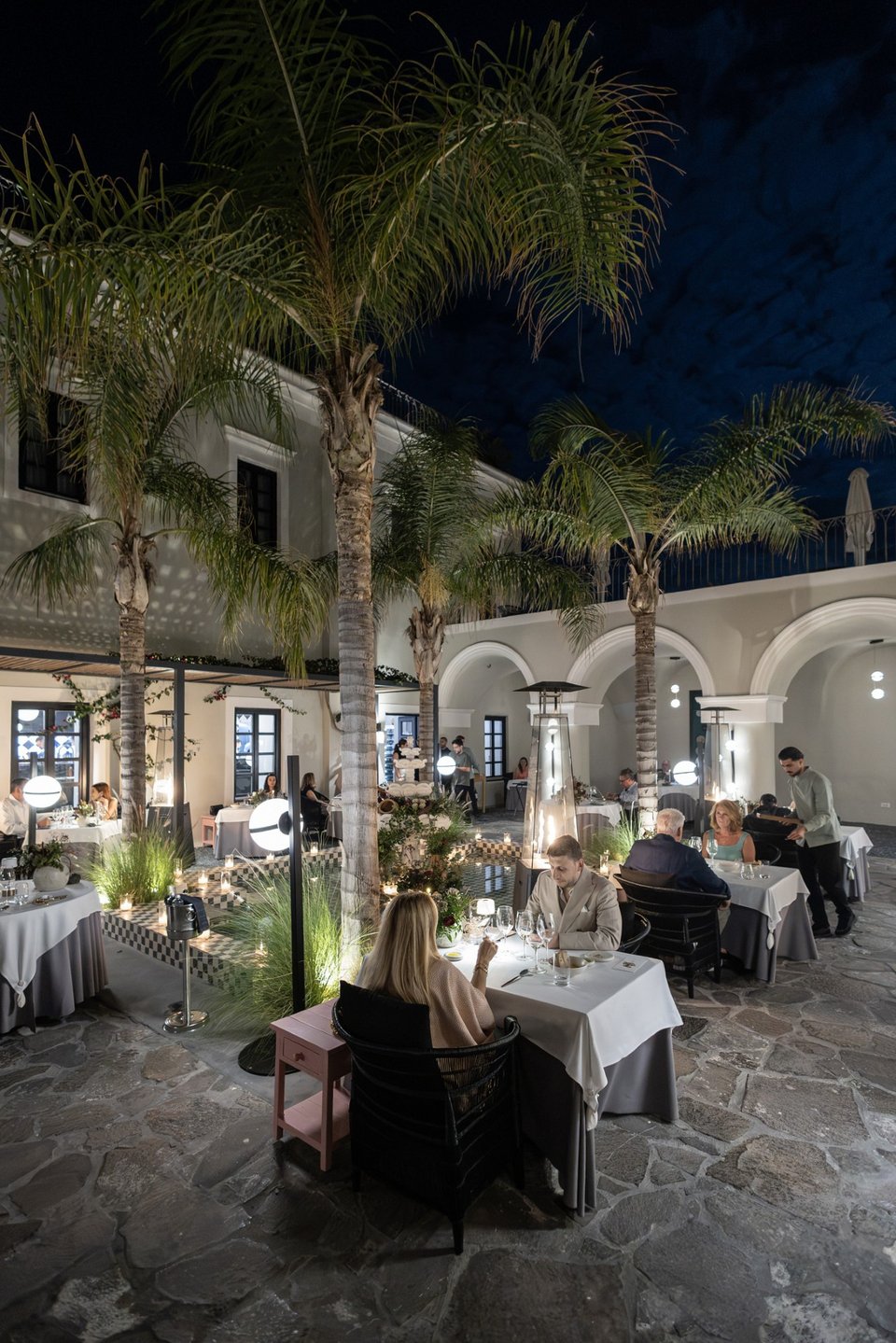 Στην εσωτερική αυλή του Katikies Garden στο εστιατόριο με μάγειρα τον Έκτορα Μποτρίνι