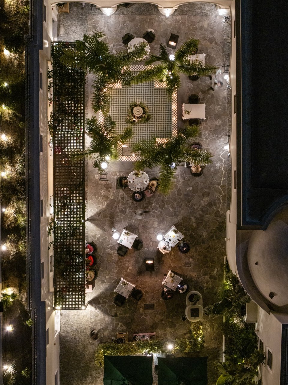 Στην εσωτερική αυλή του Katikies Garden