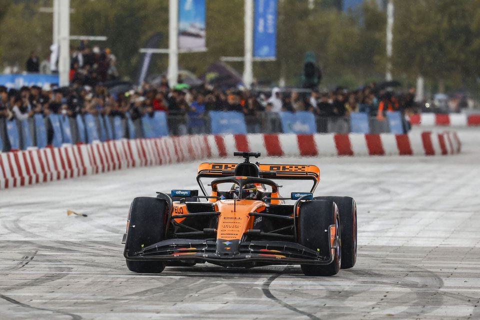 Στιγμιότυπα από το  «Allwyn x McLaren Racing: Live in Athen» 