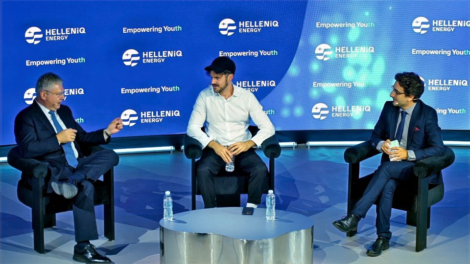 Στιγμιότυπο από την ενδιαφέρουσα συζήτηση ανάμεσα στον Ανδρέα Σιάμισιη και τον Γιώργο Νικολετάκη, ειδικό σε ζητήματα ενσωμάτωσης της Παραγωγικής Τεχνητής Νοημοσύνης στον εταιρικό κόσμο. Συντόνισε ο σεναριογράφος, παρουσιαστής και stand-up comedian,&nbsp; Λάμπρος Φισφής (δεξιά) 