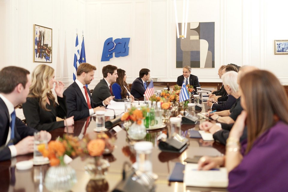 Ο Μάρκο Ρούμπιο σε συνάντηση με τον πρωθυπουργό Κυριάκο Μητσοτάκη, υπουργούς της ελληνικής κυβέρνησης, την πρέσβυ των ΗΠΑ Κίμπερλι Γκίλφοϊλ / Φωτογραφία: ΓτΠ Δημήτρης Παπαμήτσος 