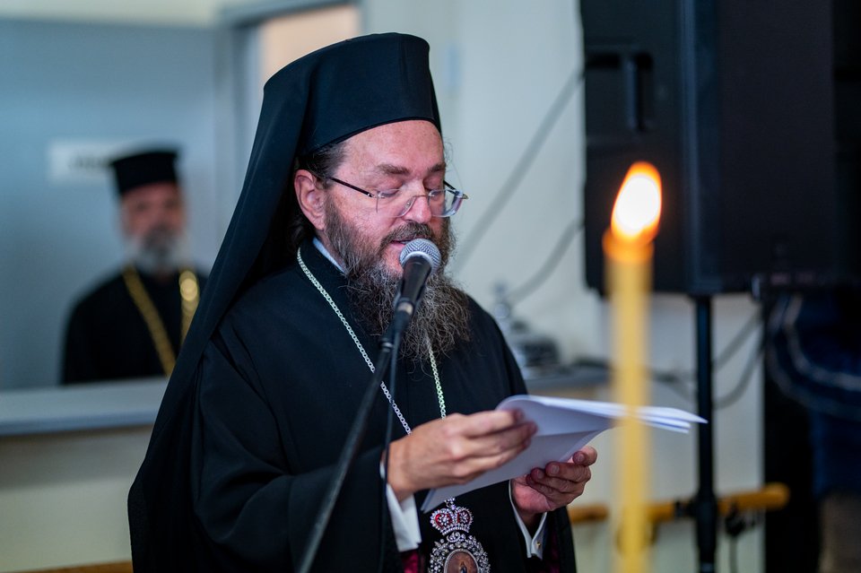Η εκδήλωση εγκαινίων ξεκίνησε με τέλεση του αγιασμού από τον Μητροπολίτη Πολυανής και Κιλκισίου, Βαρθολομαίο 