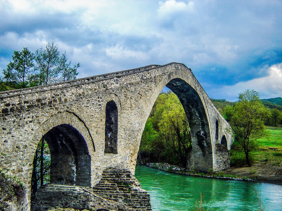 Το γεφύρι του Αζίζ Αγά στέκει μέχρι σήμερα / WIKIPEDIA