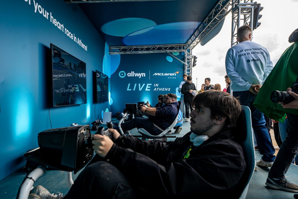 Ο κόσμος δοκιμάζει τα racing simulators 