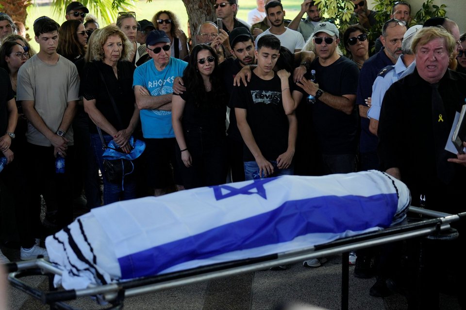 Συγγενείς και φίλοι θρηνούν στην κηδεία του δολοφονημένου ομήρου Άλμογκ Σαρούσι σε νεκροταφείο στη Ραανάνα του Ισραήλ, Κυριακή 1η Σεπτεμβρίου 2024 / AP Photo/Ariel Schalit