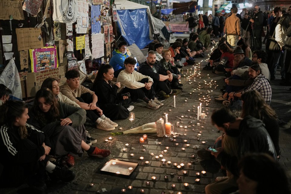 Διαδηλωτές συγκεντρώθηκαν στην πλατεία Πουέρτα ντελ Σολ στη Μαδρίτη μετά τον θάνατο της Μαρία ντελ Κάρμεν Αμπασκάλ / Manu Fernandez / AP  