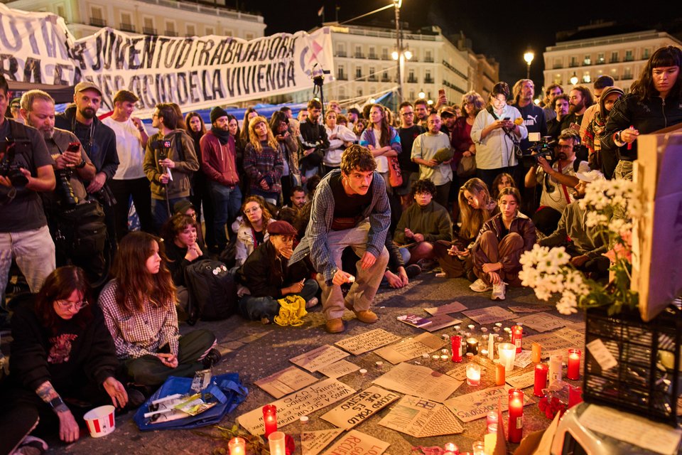 Διαδηλωτές συγκεντρώθηκαν στην πλατεία Πουέρτα ντελ Σολ στη Μαδρίτη μετά τον θάνατο της Μαρία ντελ Κάρμεν Αμπασκάλ / Manu Fernandez / AP 
