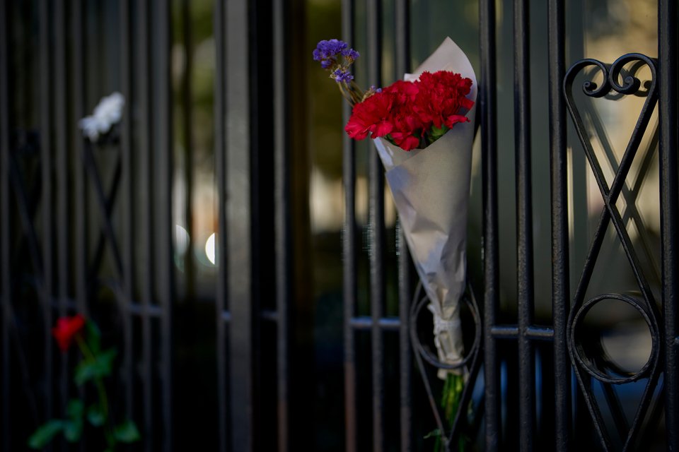 Ένα μπουκέτο κόκκινα λουλούδια στη μνήμη της 87χρονης / Manu Fernandez / AP 