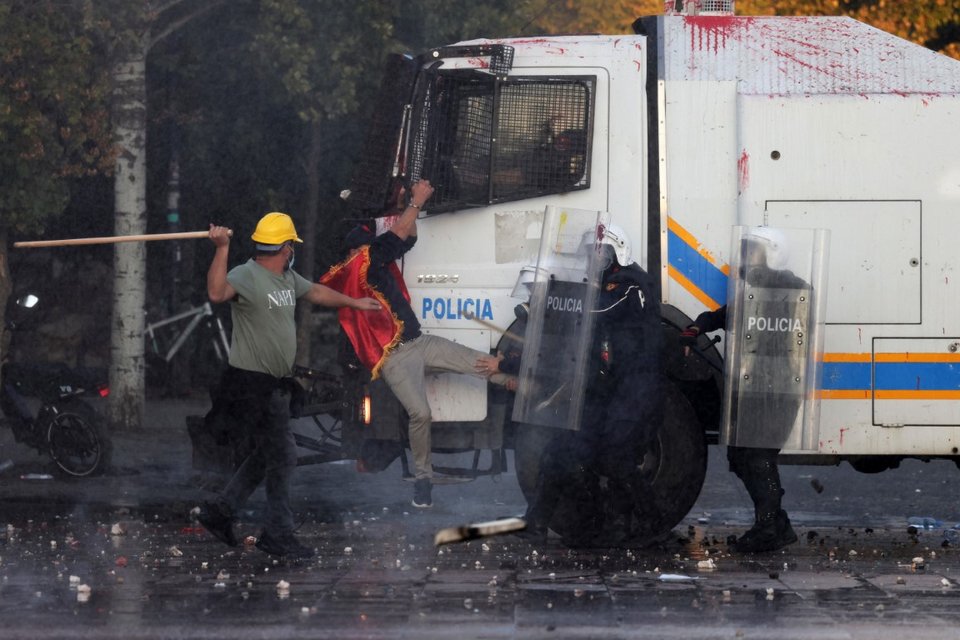 Eπεισόδια στα Τίρανα