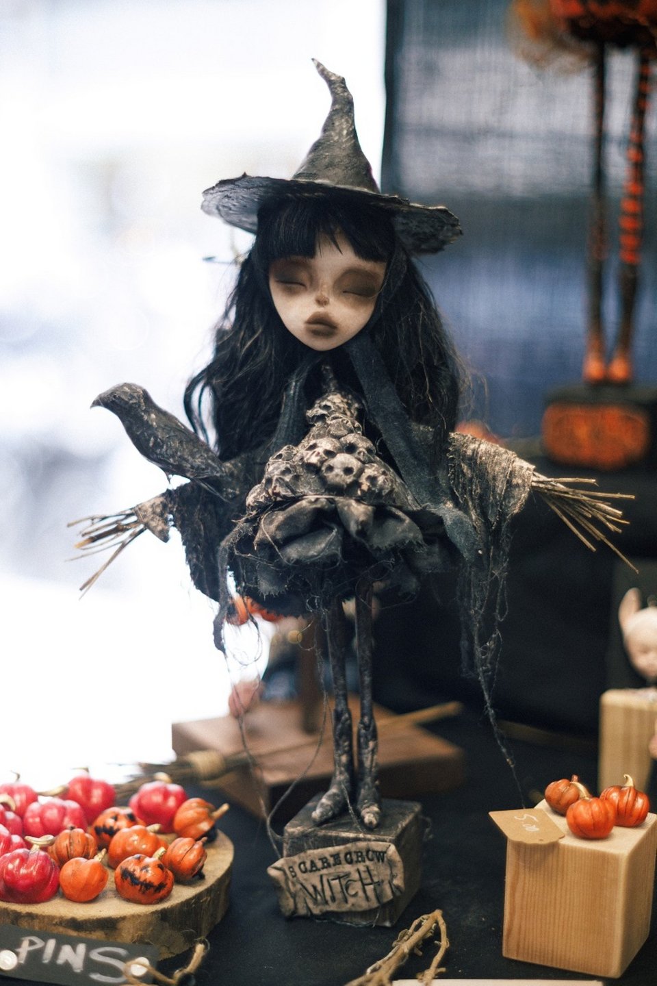 Τα τελευταία χρόνια το Halloween έχει κατακλύσει τα καταστήμετα και στην Ελλάδα με κολοκύθες και μάγισσες