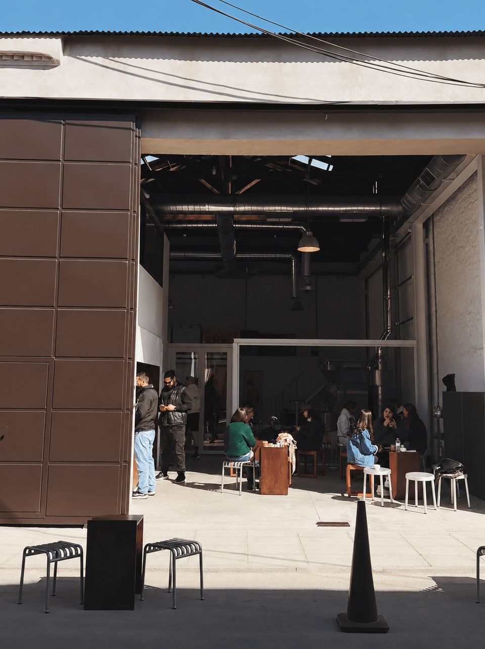 To Oven Roastery στεγάζεται σε παλιά αποθήκη στην οδό Κάστορος στον Πειραιά / Φωτογραφία: @ks.dines/Instagram