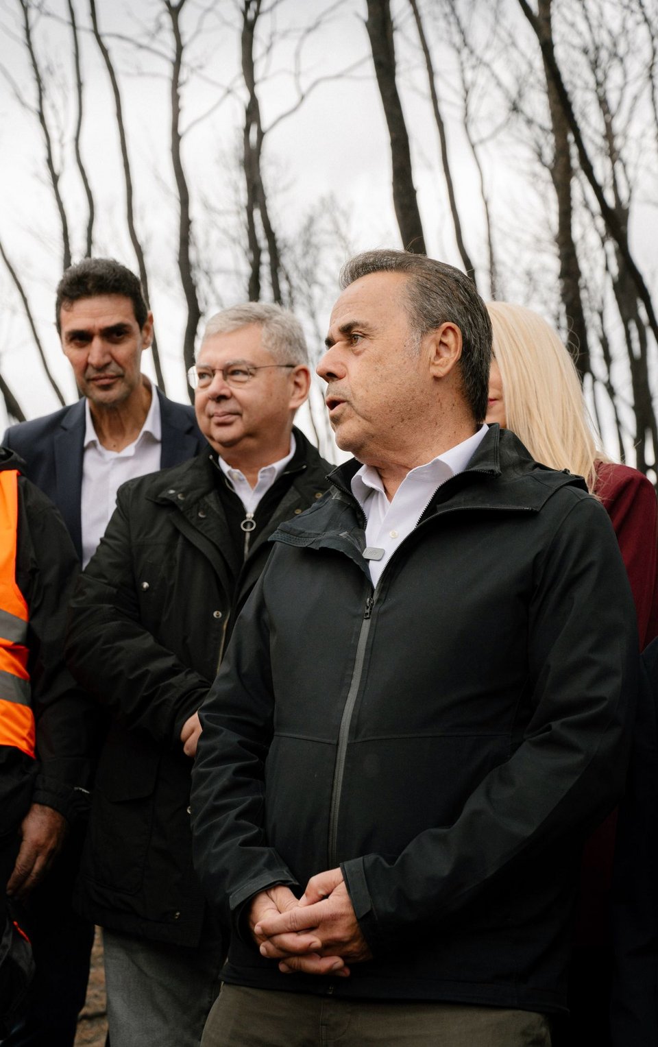 Ο Ανδρέας Σιάμισιης, Διευθύνων Σύμβουλος της HELLENiQ ENERGY, και ο Σταύρος Παπασταύρου, Υπουργός Ενέργειας και Περιβάλλοντος, κατά την επίσκεψή τους σε περιοχή του Δήμου Μάνδρας – Ειδυλλίας, όπου έχουν ξεκινήσει τα αντιδιαβρωτικά 