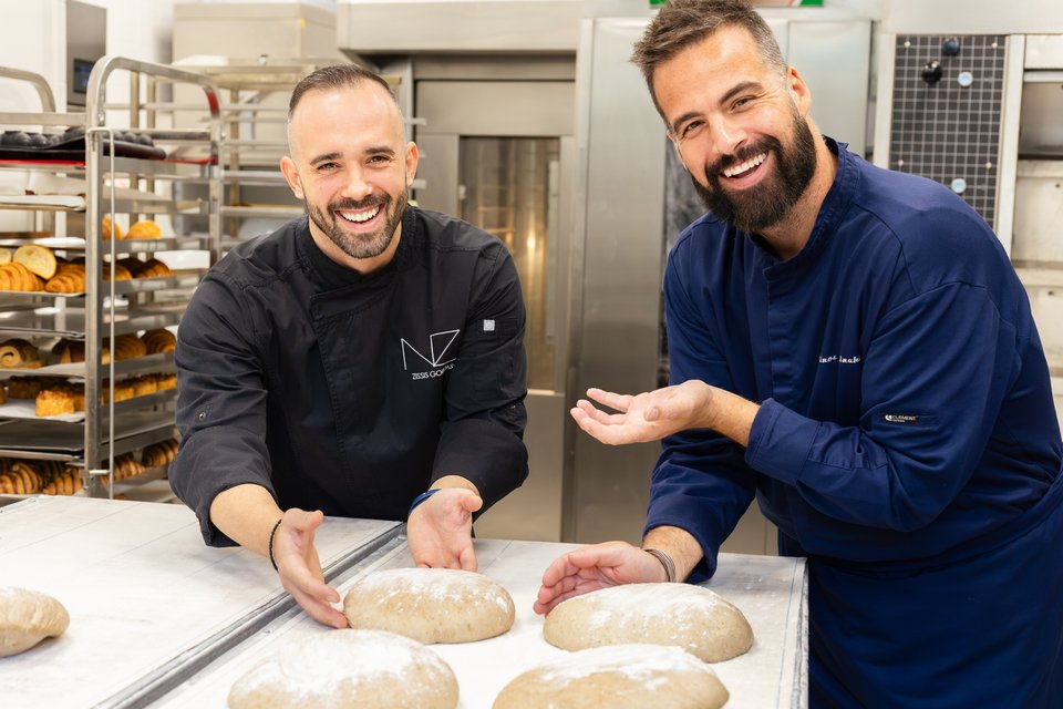 O pastry chef Ζήσης Γκούντας και ο chef Ντίνος Φωτεινάκης. 