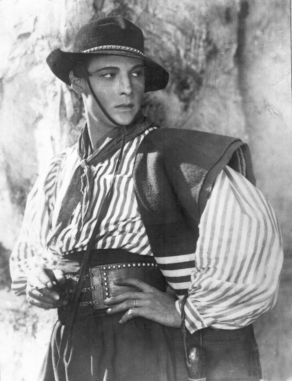 Φωτογραφία αρχείου, χωρίς ημερομηνία, του Ροδόλφο Βαλεντίνο, ως πρωταγωνιστής κλασικής ταινίας του βωβού κινηματογράφου 