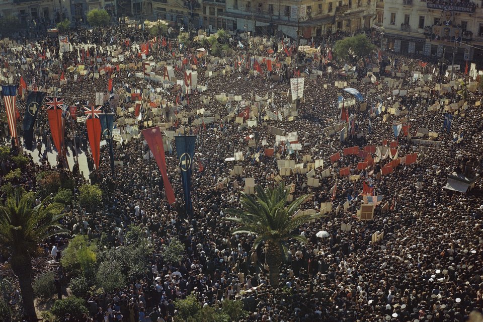 Στις 18 Οκτωβρίου, ο Γεώργιος Παπανδρέου έφτασε στην Αθήνα, επικεφαλής της κυβέρνησης Εθνικής Ενότητας. Η άφιξή του συνοδεύτηκε από επίσημες εκδηλώσεις και την προσπάθεια να δοθεί θεσμική συνέχεια στην απελευθέρωση / WIKIPEDIA