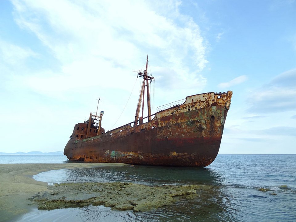 Στην παραλία Βαλτάκι, έξω από το Γύθειο, σαπίζει από το 1981 ένα σκουριασμένο φορτηγό πλοίο, ο «Δημήτριος» / INSTAGRAM
