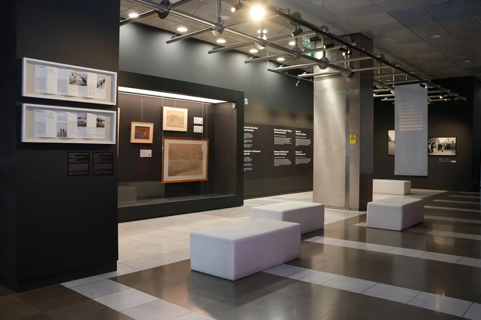 Κεντρική θέση στην έκθεση διατηρεί η Θεσσαλονίκη, μέσα από την ενότητα «Η Θεσσαλονίκη ως κεντρική αφετηρία και προορισμός»