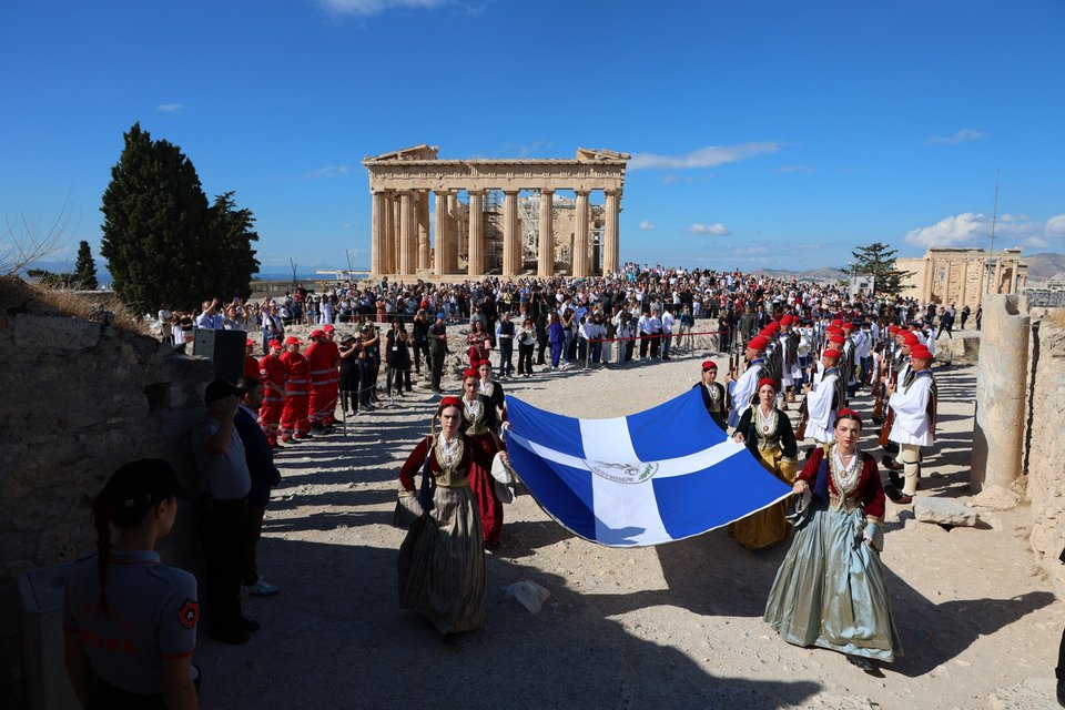 Με λαμπρότητα η τελετή έπαρσης της σημαίας