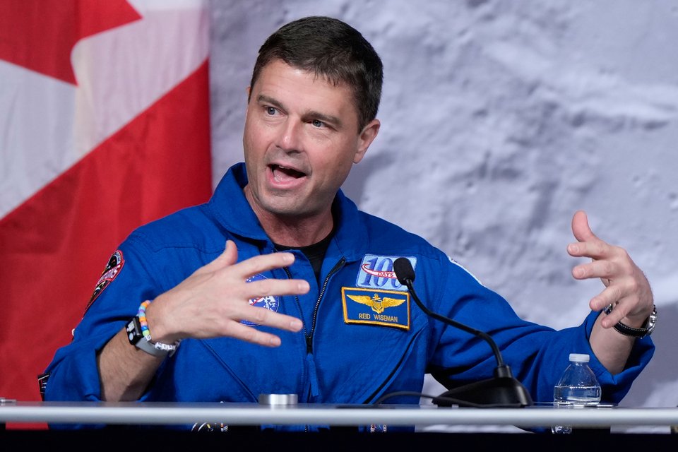 Ο αστροναύτης της NASA Ριντ Γουάιζμαν, μέλος του πληρώματος της αποστολής Artemis II, μιλά κατά τη διάρκεια συνέντευξης Τύπου την Πέμπτη 16 Απριλίου 2026, στο Χιούστον 