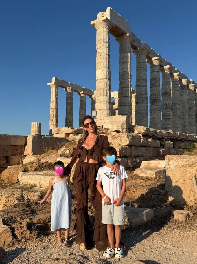Η Αθηνά Οικονομάκου με τα παιδιά της