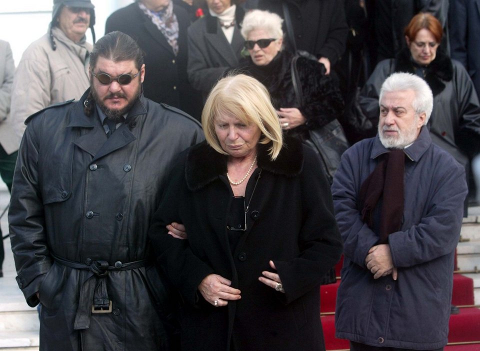 Η Μπέτυ Βαλάση στην κηδεία του συζύγου της, Τίτου Βανδή