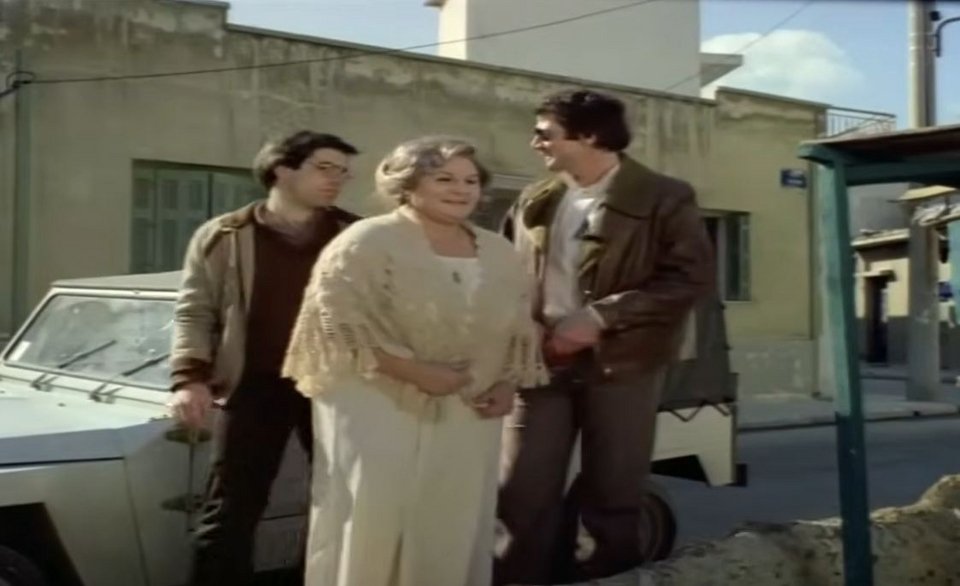 Η Μπέτυ Βαλάση στην ταινία «Ο Θανάσης και το καταραμένο φίδι», το 1982, με τον Θνάση Βέγγο και τη Βάσια Τριφύλλη