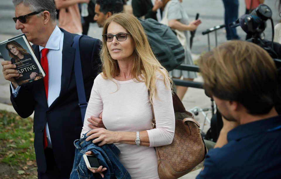 Η Κάθριν Όξενμπεργκ κατά τη διάρκεια της δίκης του ιδρυτή της αίρεσης 
