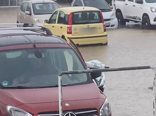 Πλημμύρισαν δρόμοι στη Χίο / Φωτογραφία: astraparis